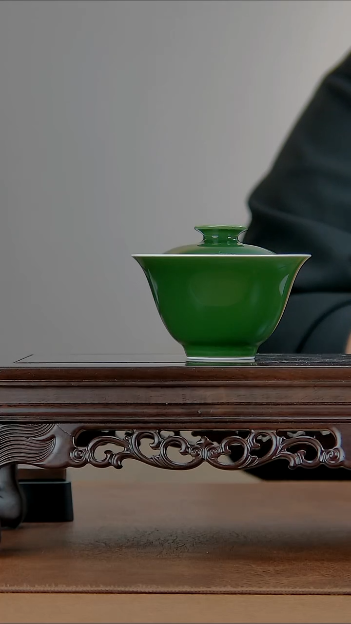 逸**动翠玉盖碗文俊