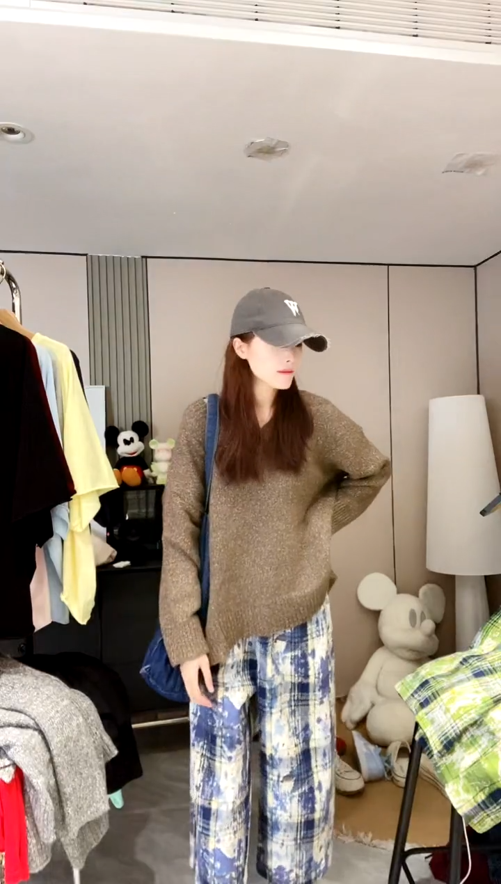 棕咖色花线v领毛衣