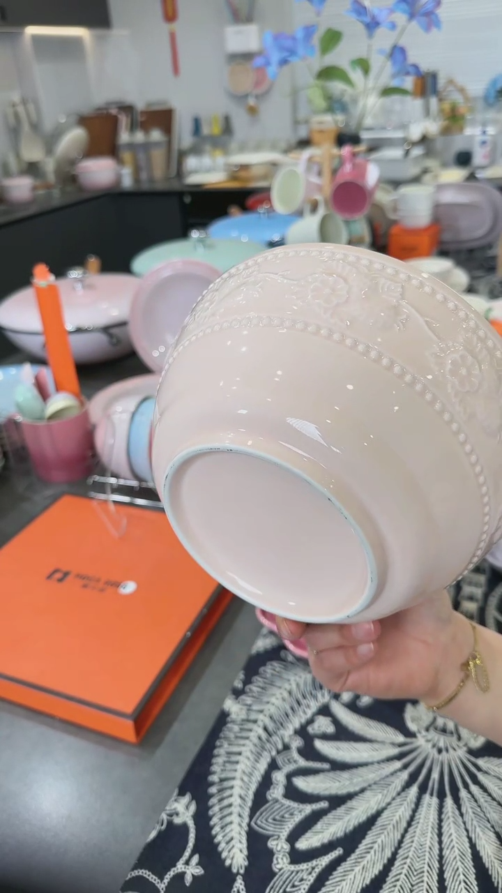 【闪购商品】瓷浮雕草莓陶瓷大汤碗8英寸-樱花粉