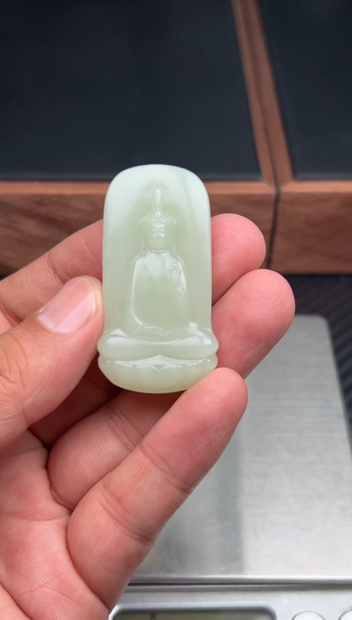 吊坠(赠链)未镶嵌和田玉且末微色差迪克兰一细