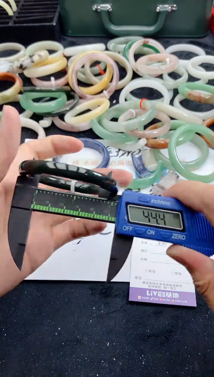 【闪购商品】石英质玉手镯未镶嵌230