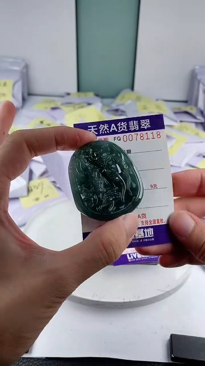 翡翠未镶嵌颈饰                