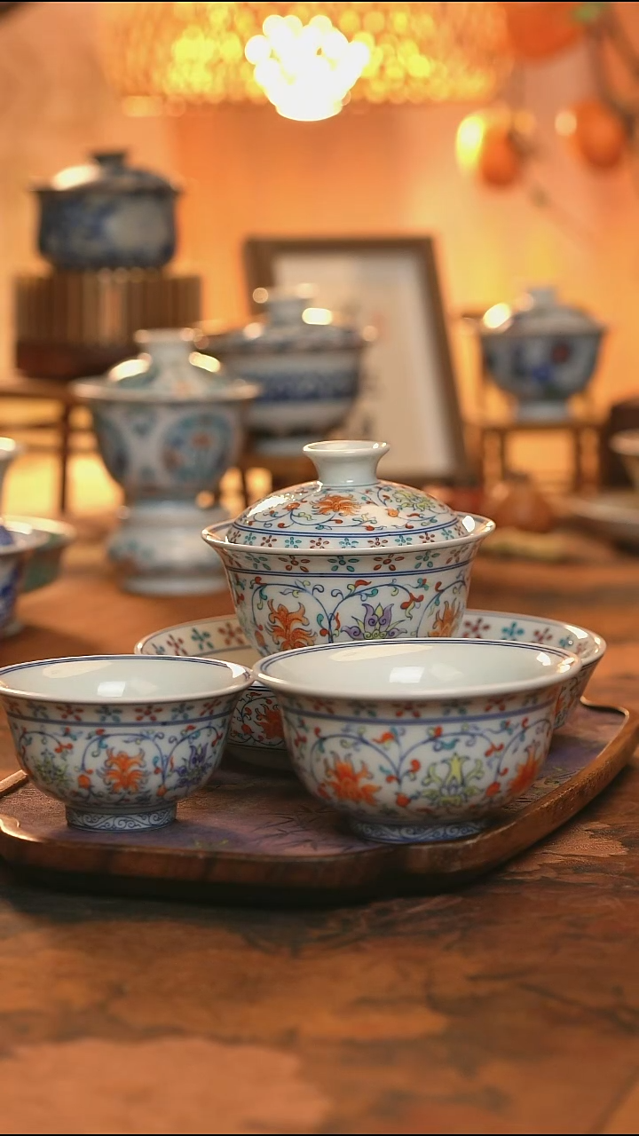 斗彩缠枝莲三才一个小压手一个大压手一个