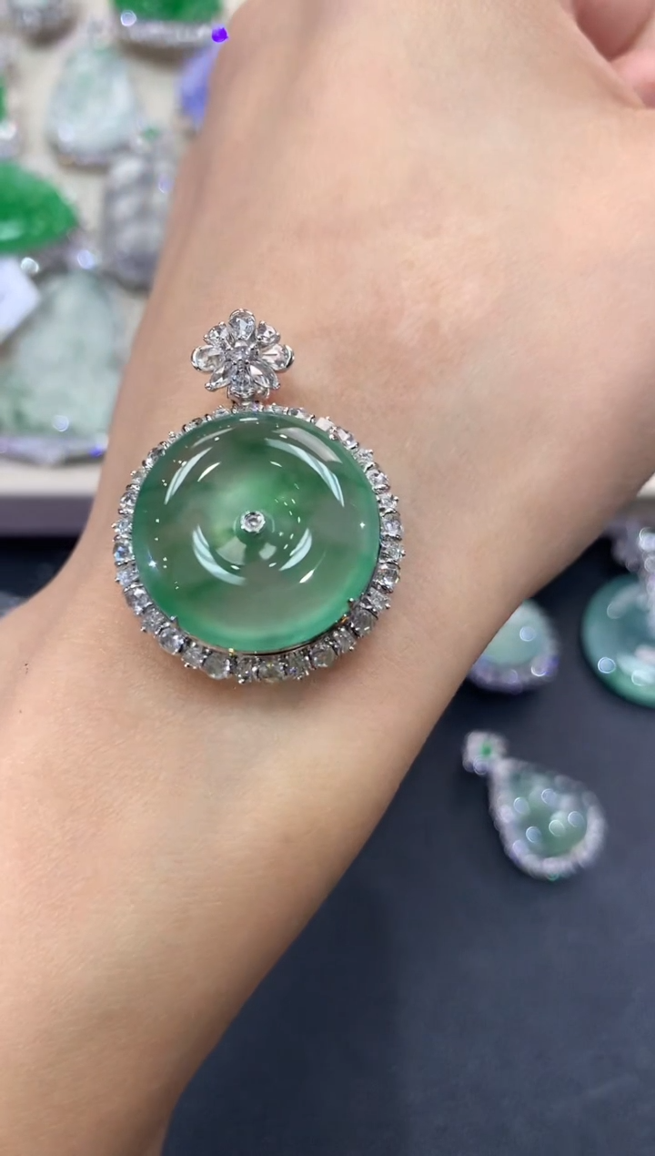 【闪购商品】翡翠吊坠(不含链)18K金镶嵌q82           