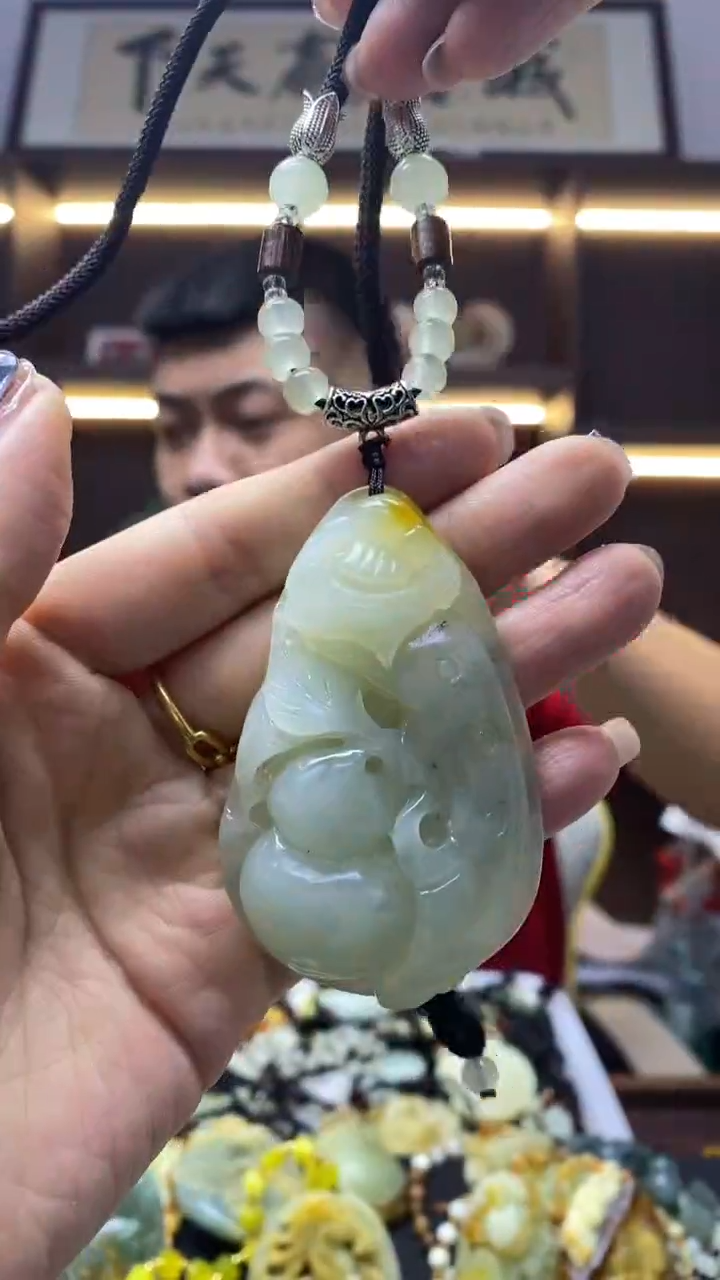 未镶嵌岫玉挂件  