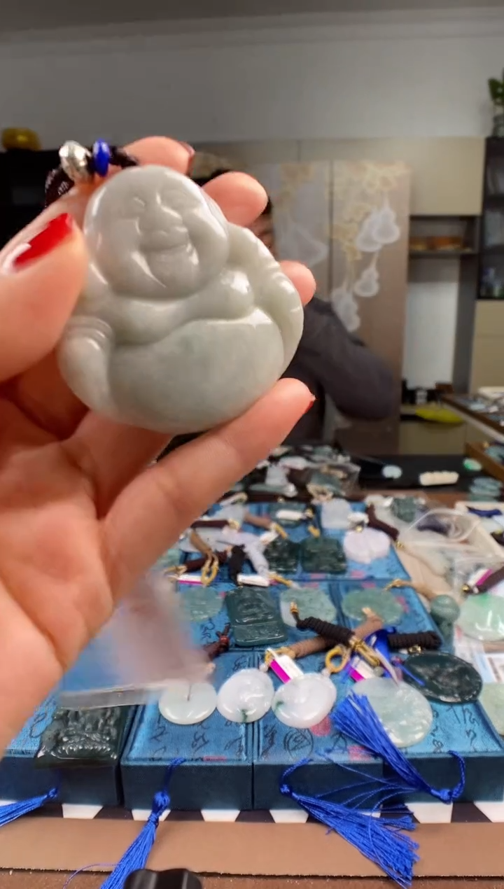 颈饰未镶嵌翡翠  多样性发其一