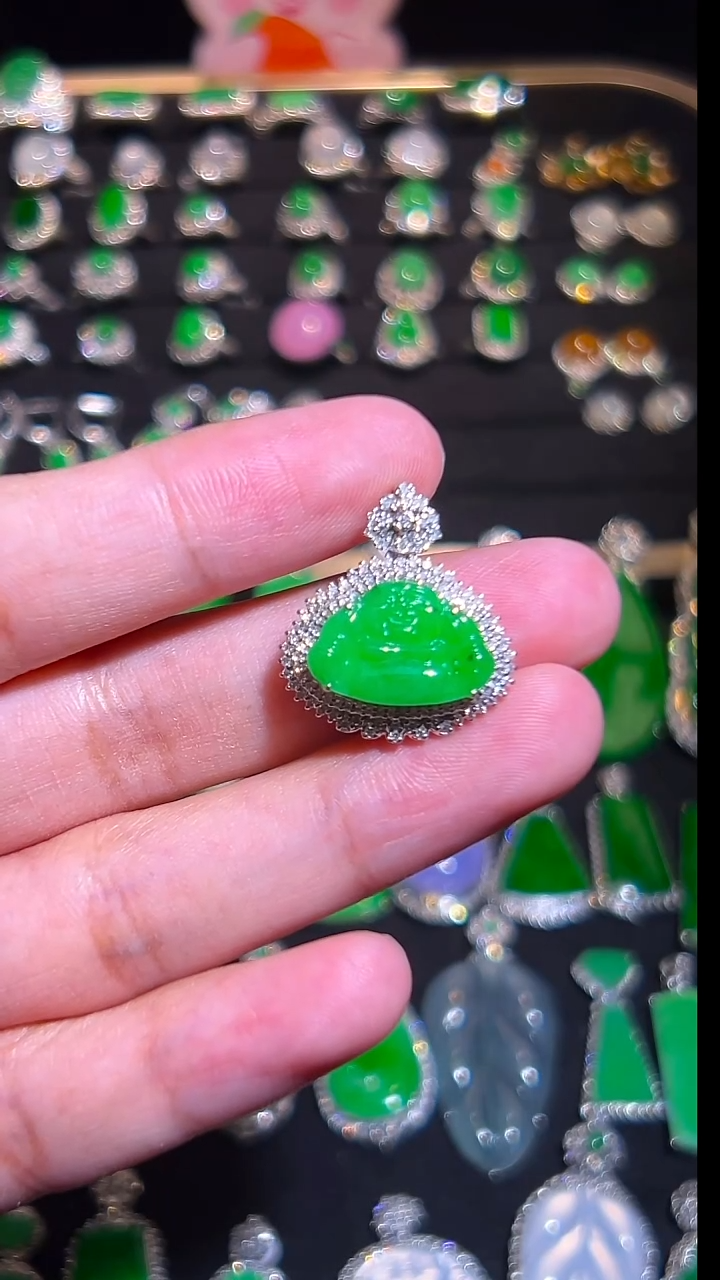 颈饰18K金镶嵌翡翠吊坠