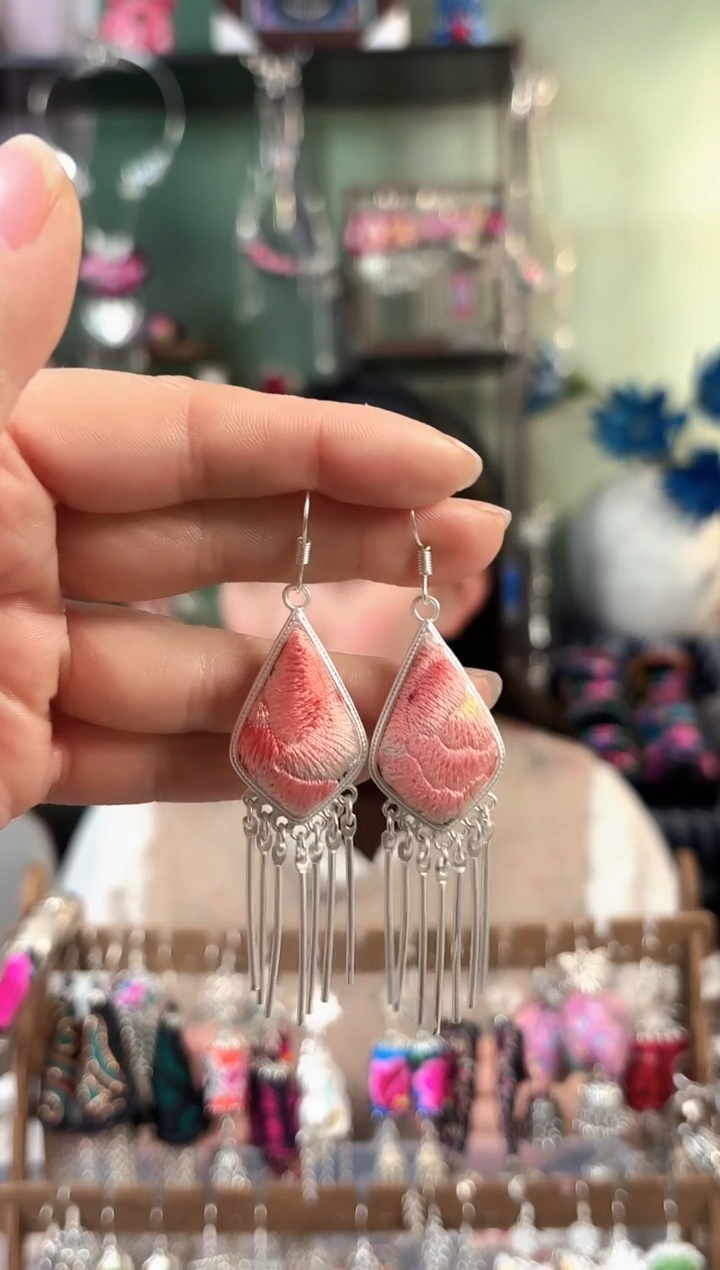 彩云南阁非遗老绣饰品103*