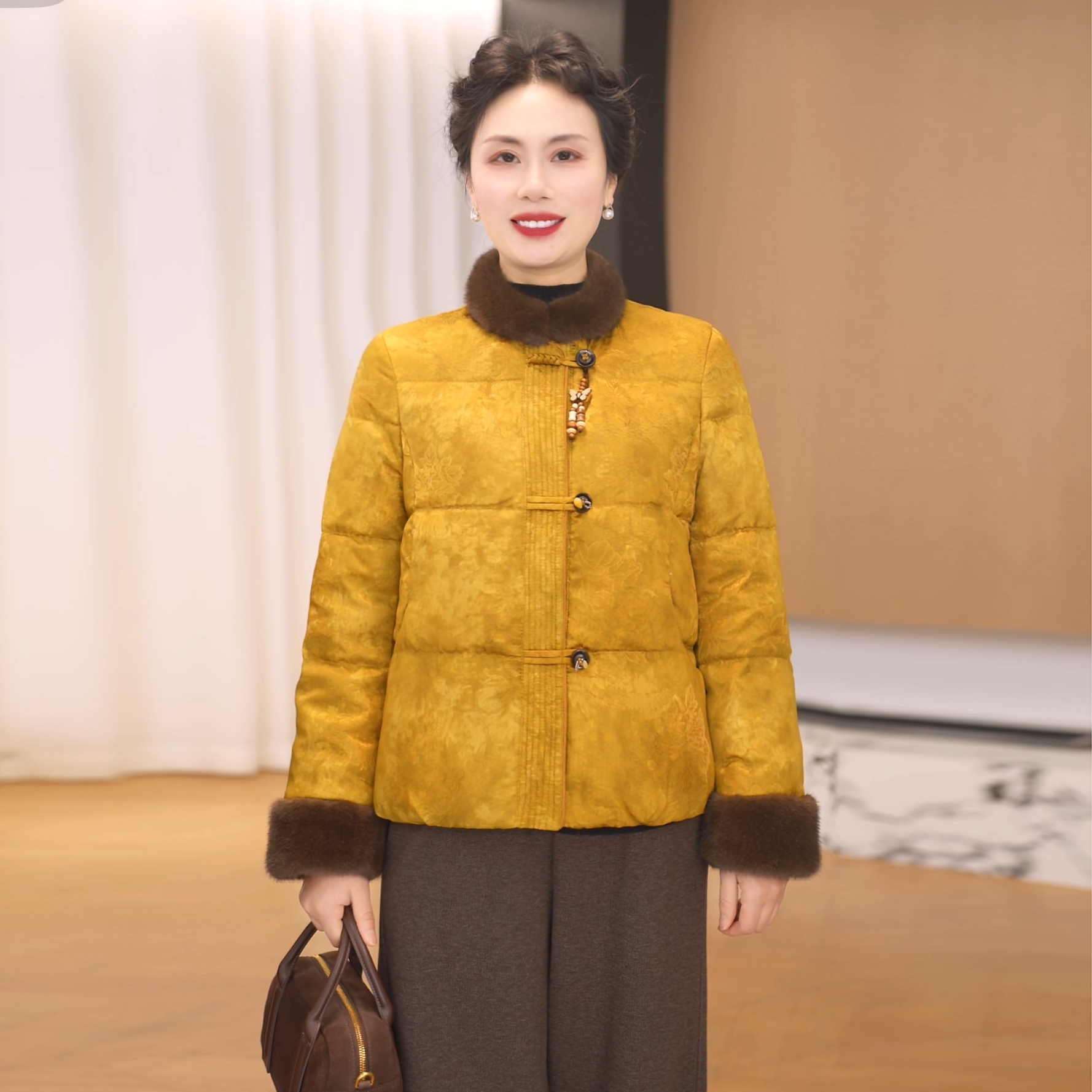 妈妈装白鸭绒羽绒服冬装服洋气中老年女装时尚保暖冬季外套