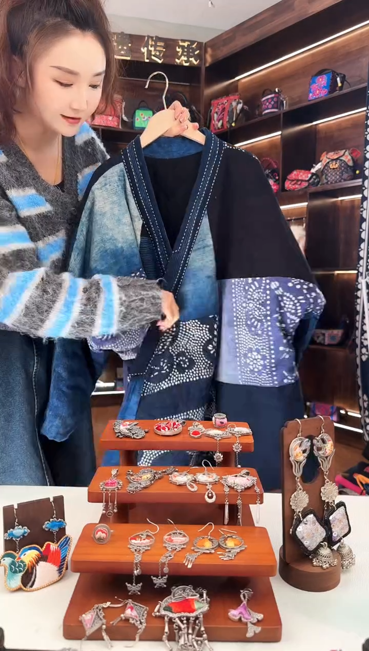 【闪购商品】织绣L27蚩梦苗族古绣