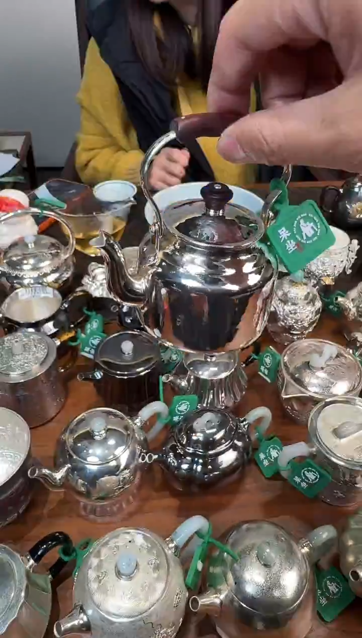 -呆坐手敲旧时光童年小提梁壶