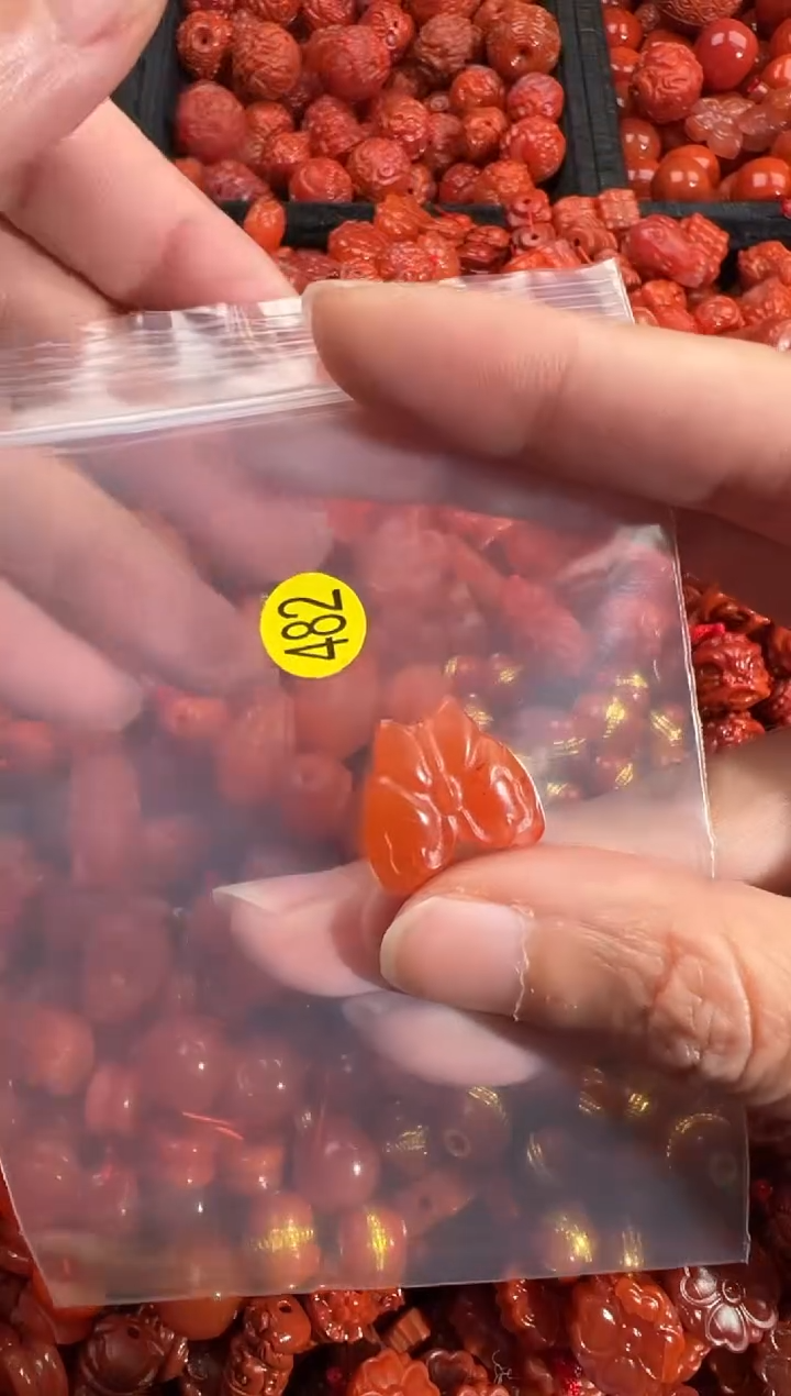 南红玛瑙未镶嵌颈饰1