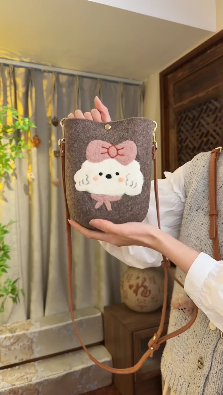 羊毛非遗羊毛毡包 手机包小狗
