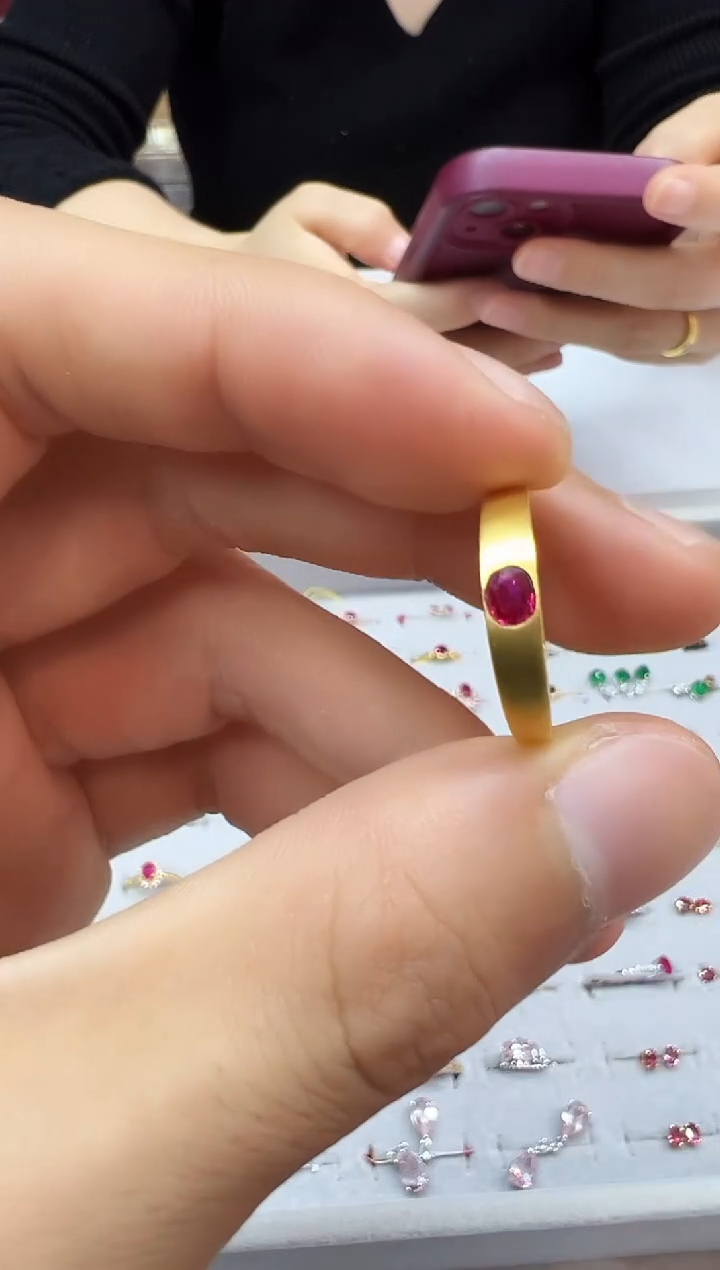 18K金镶嵌戒指红宝石1218m047多样性发其一