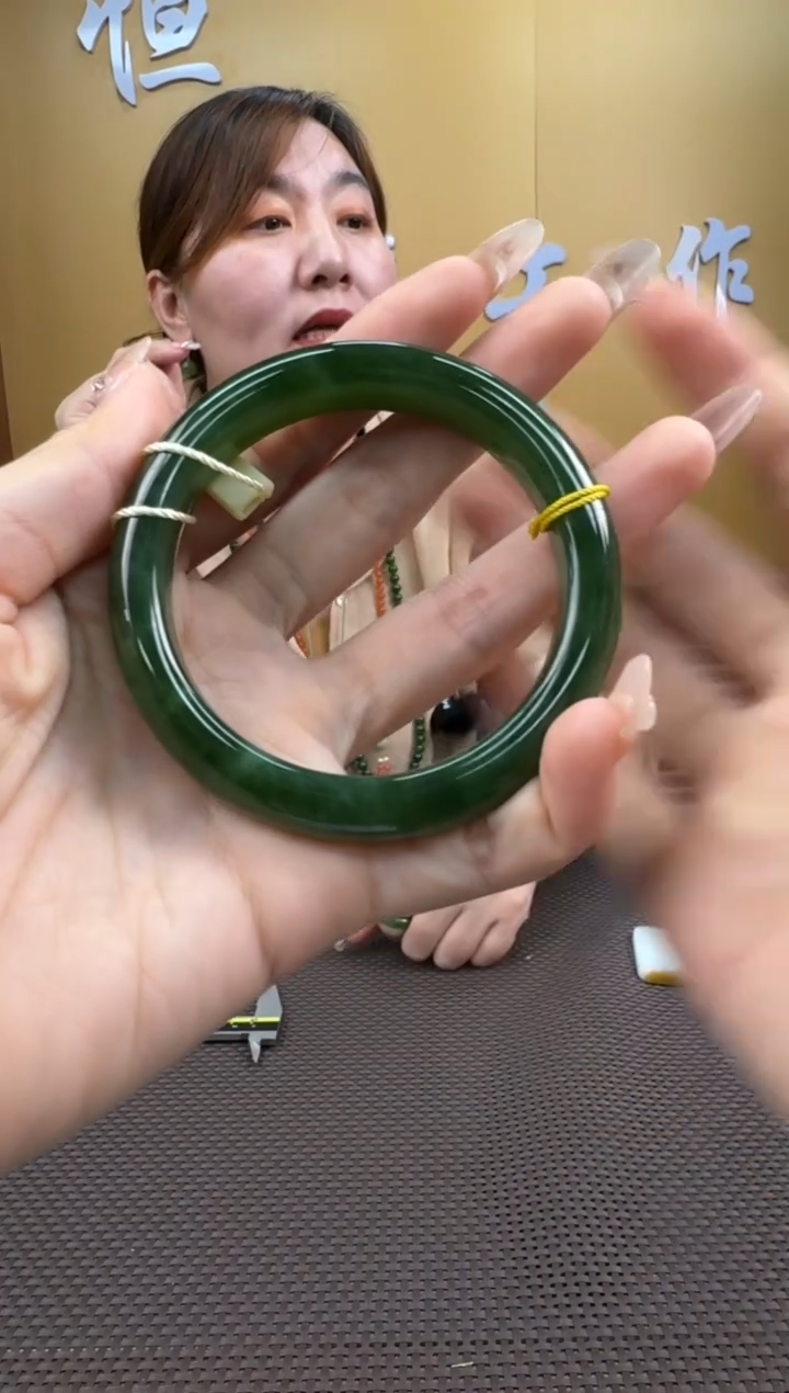 【闪购商品】和田玉手镯未镶嵌57