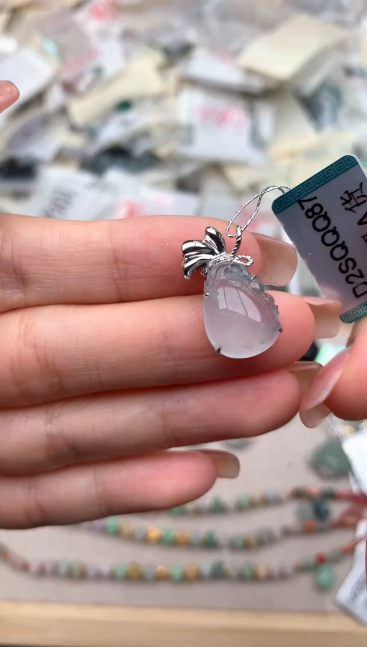 18K金镶嵌挂件翡翠一