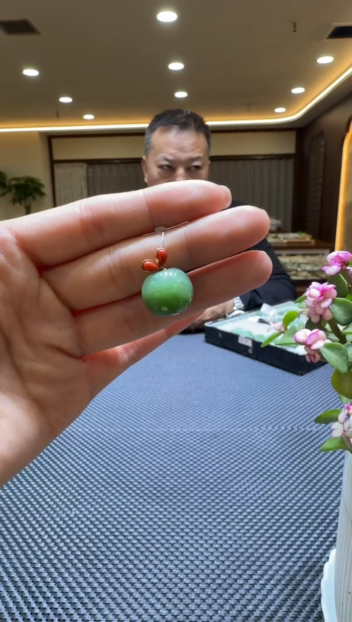 颈饰18K金镶嵌和田玉挂件