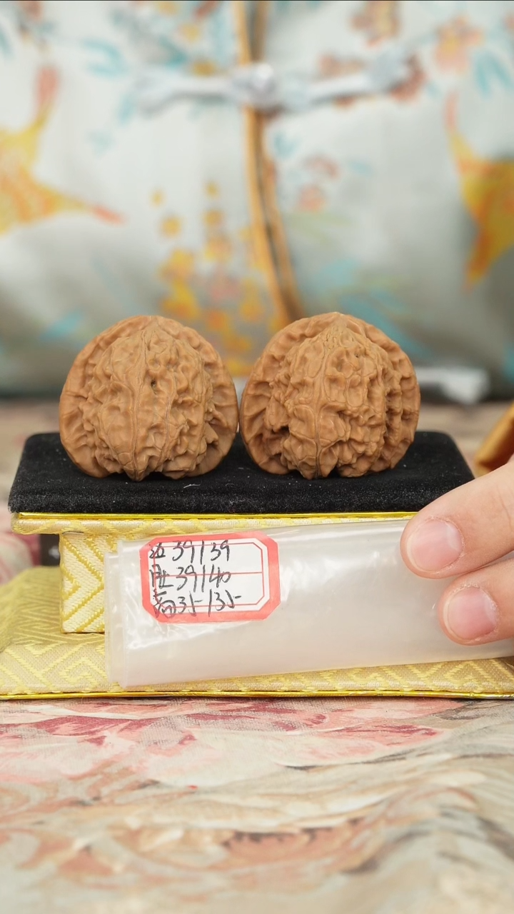 【闪购商品】文玩核桃把件白狮子有修