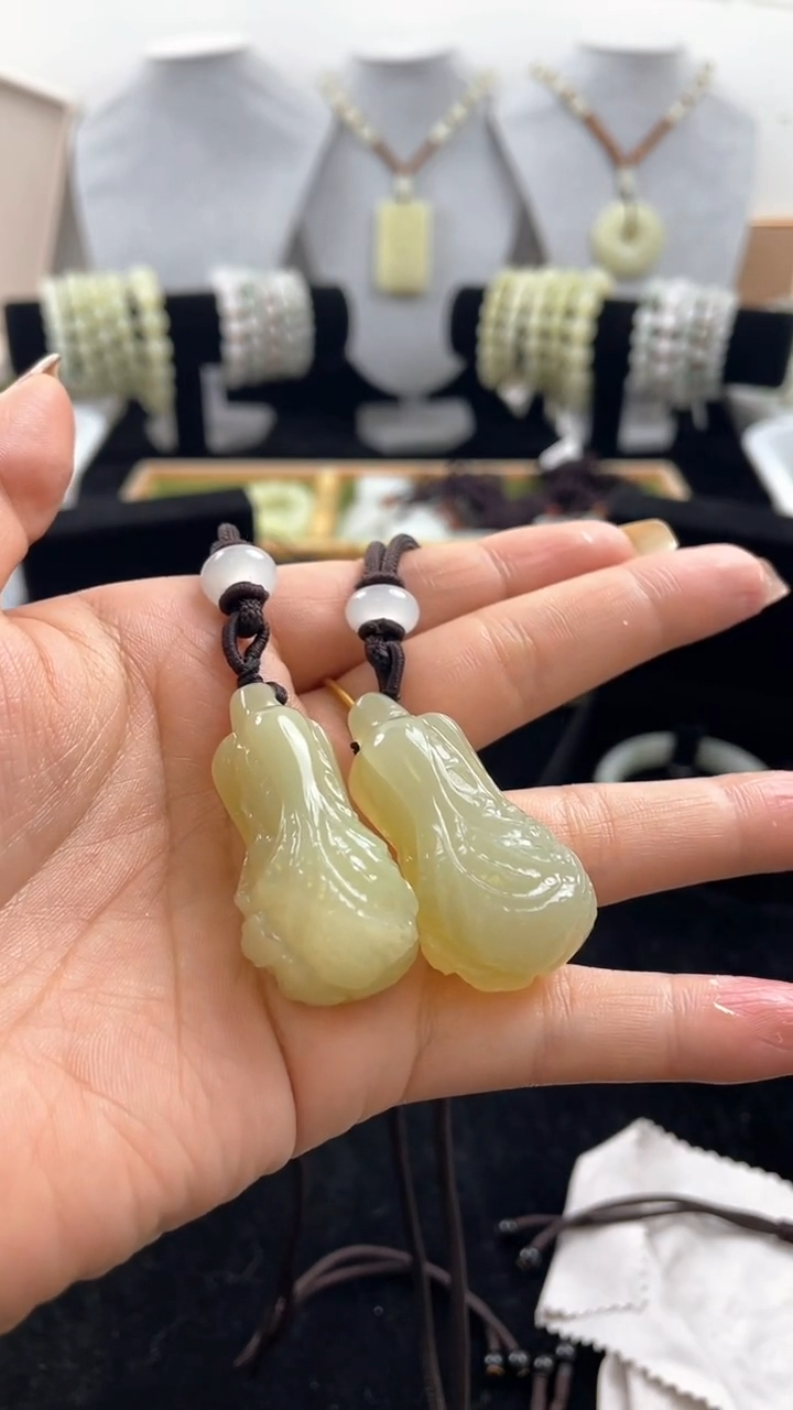 【闪购商品】和田玉吊坠(赠链)未镶嵌天然和田玉百财白菜吊坠