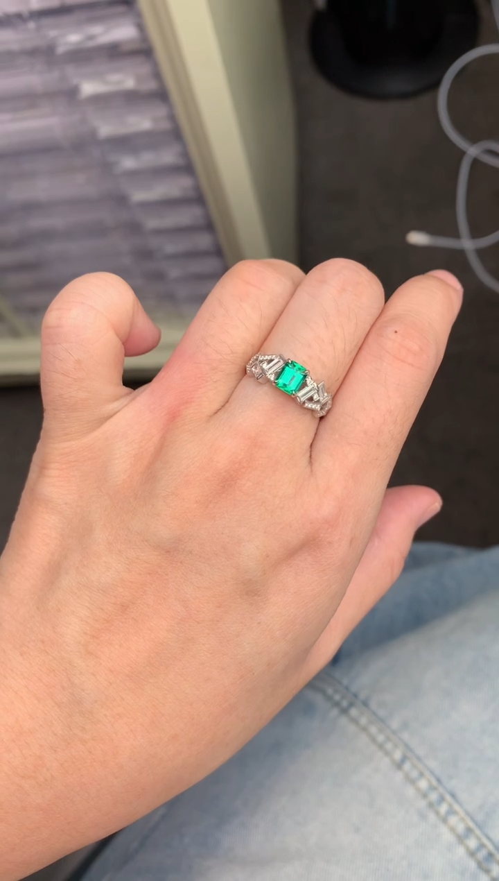 祖母绿戒指18K金镶嵌67分祖母绿  BE