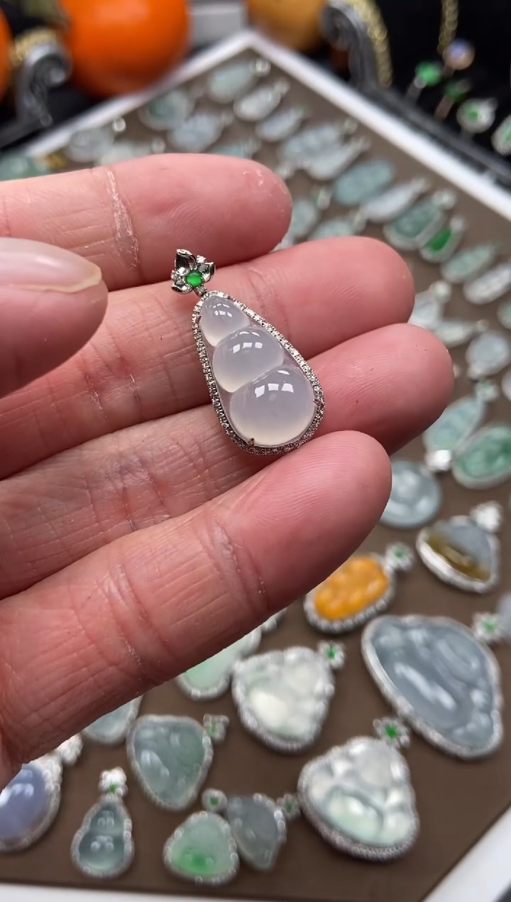 【闪购商品】翡翠吊坠(不含链)18K金镶嵌福豆