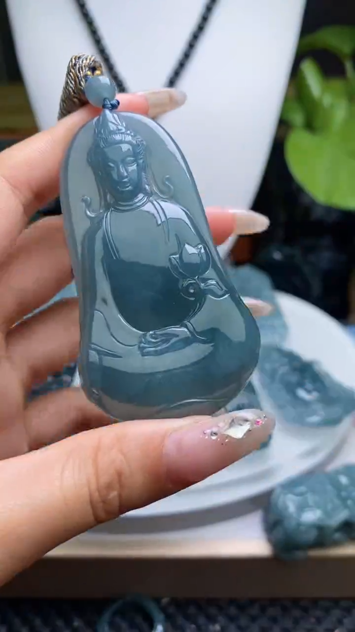 翡翠未镶嵌颈饰         