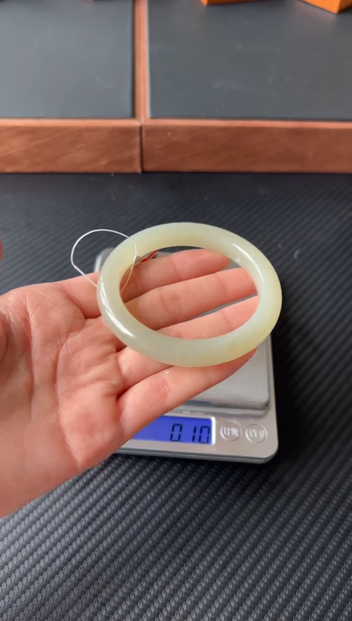 和田玉手镯未镶嵌且末微色差近矿56+S