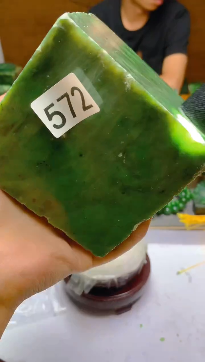 和田玉（碧玉）未镶嵌珠宝半成品572