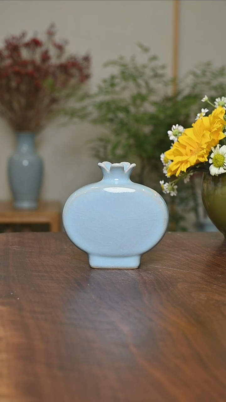 【闪购商品】其他微瑕天青釉无款扁石榴瓶