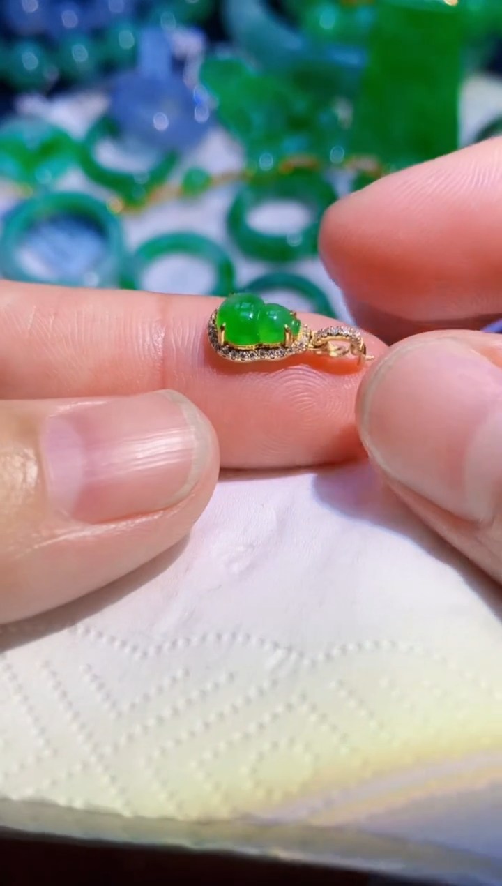 翡翠18K金镶嵌颈饰葫芦