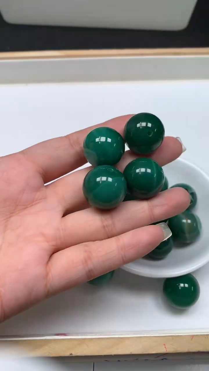 未镶嵌散珠玛瑙/玉髓B1167 绿 缠 丝 20mm 1个8元