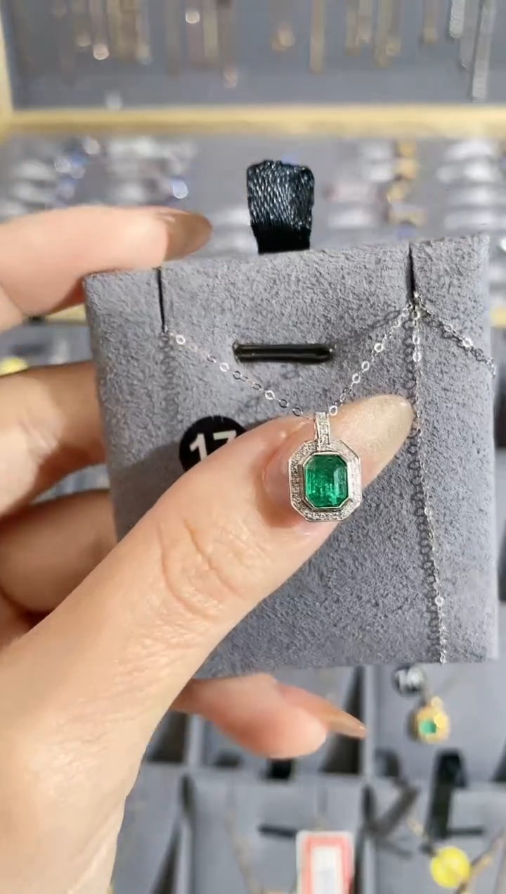 【闪购商品】祖母绿颈饰18K金镶嵌项链