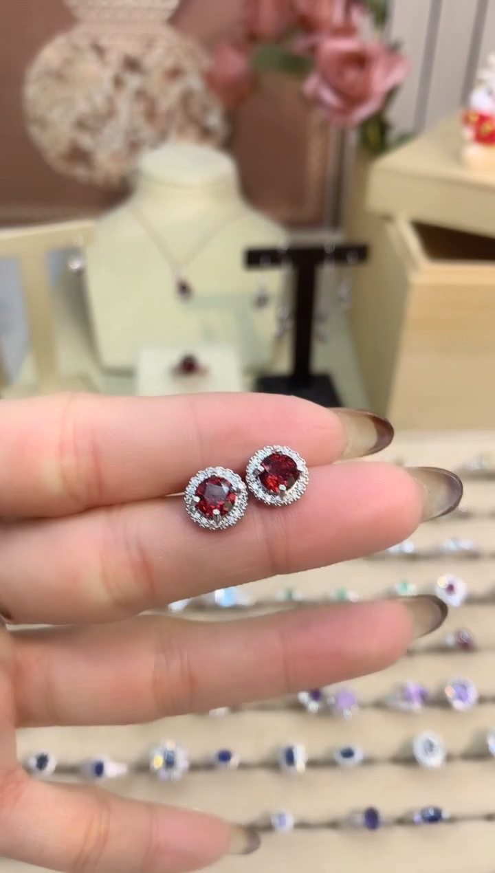 未镶嵌耳饰石榴石耳钉一对