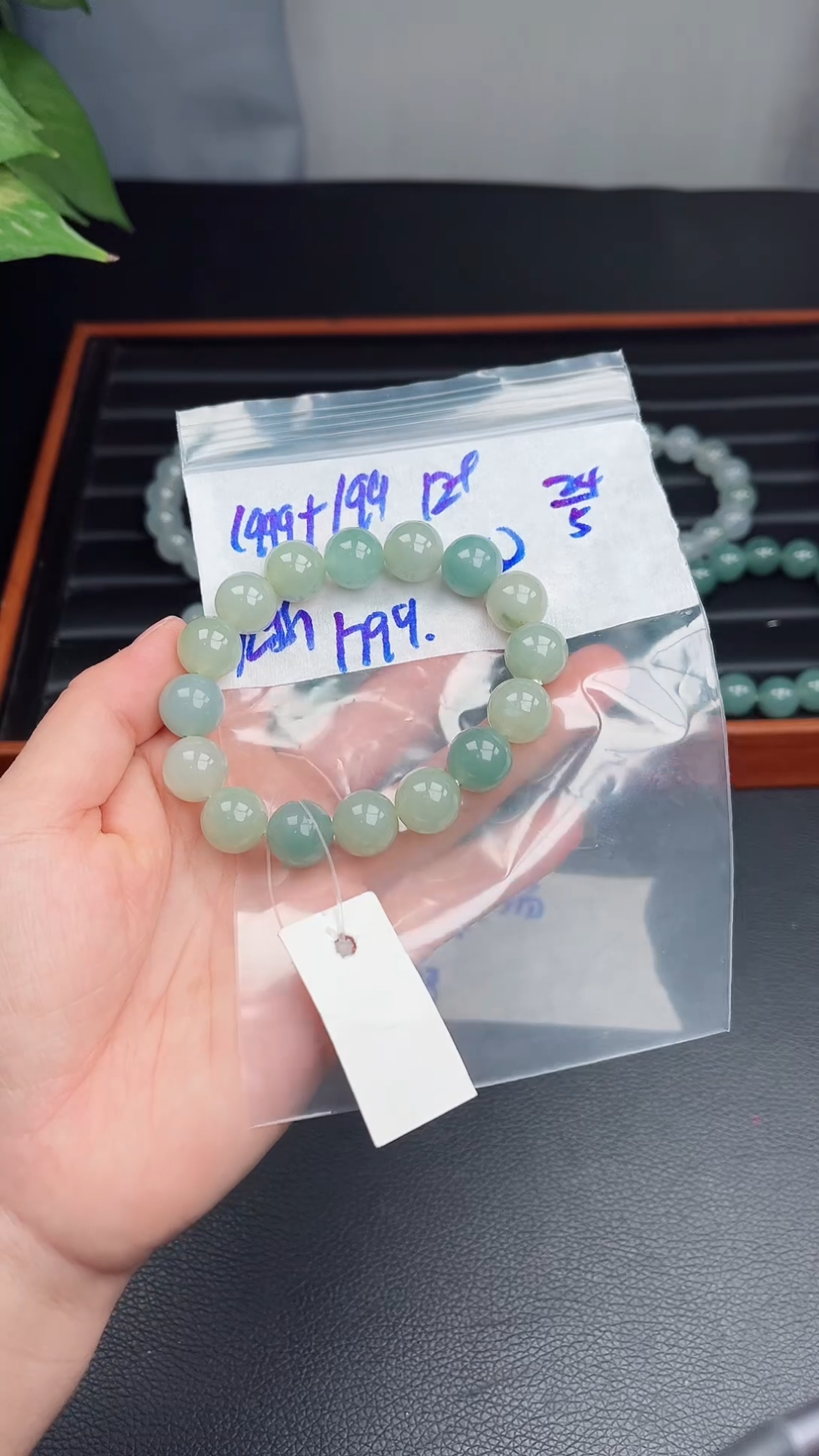 定制翡翠未镶嵌毛货需精细抛光，拍一发一