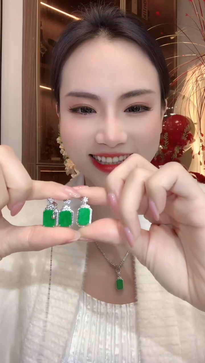 【闪购商品】翡翠吊坠(不含链)18K金镶嵌A1 多样性发货一件