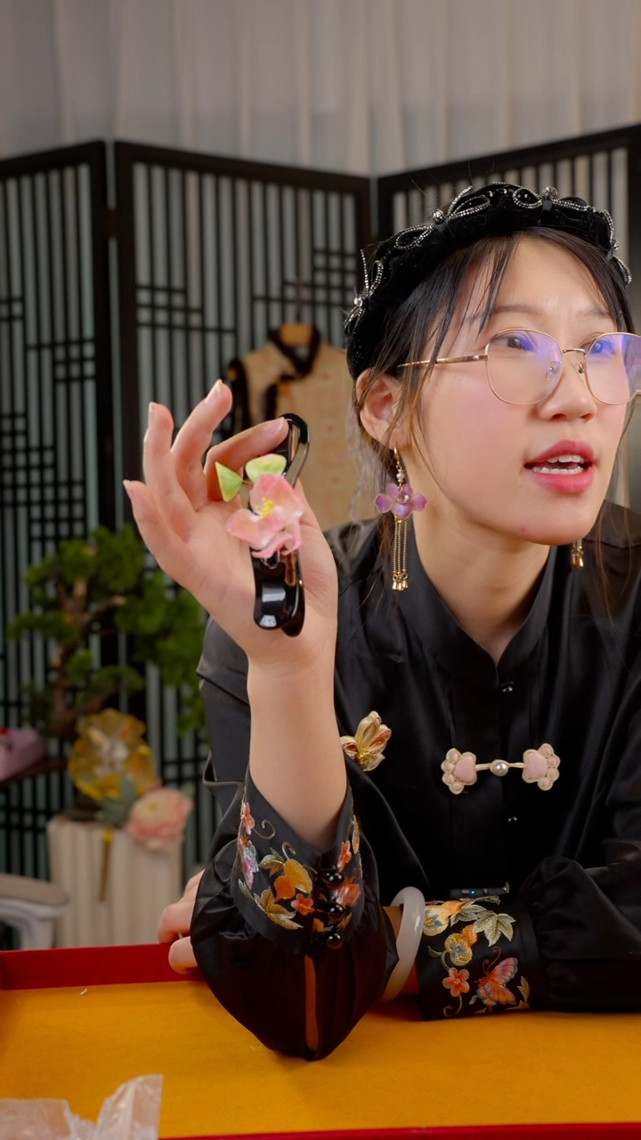 刺绣非遗绒花手工饰品