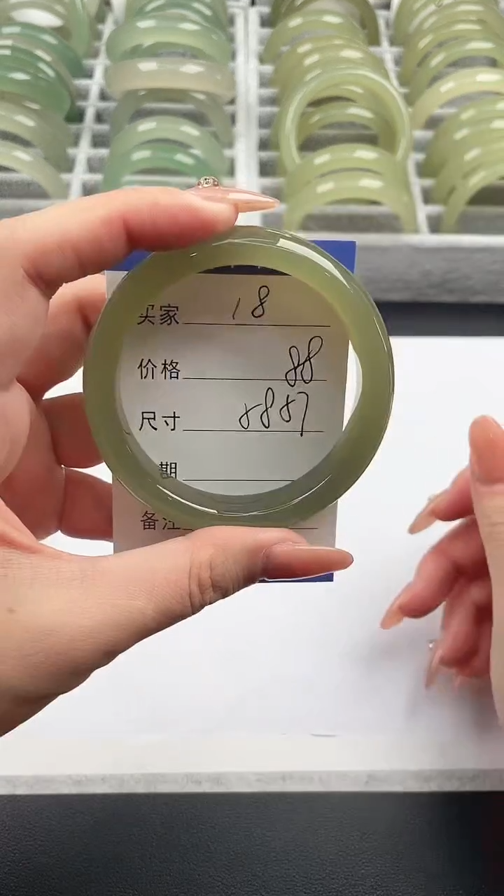 未镶嵌手镯石英质玉湖水绿