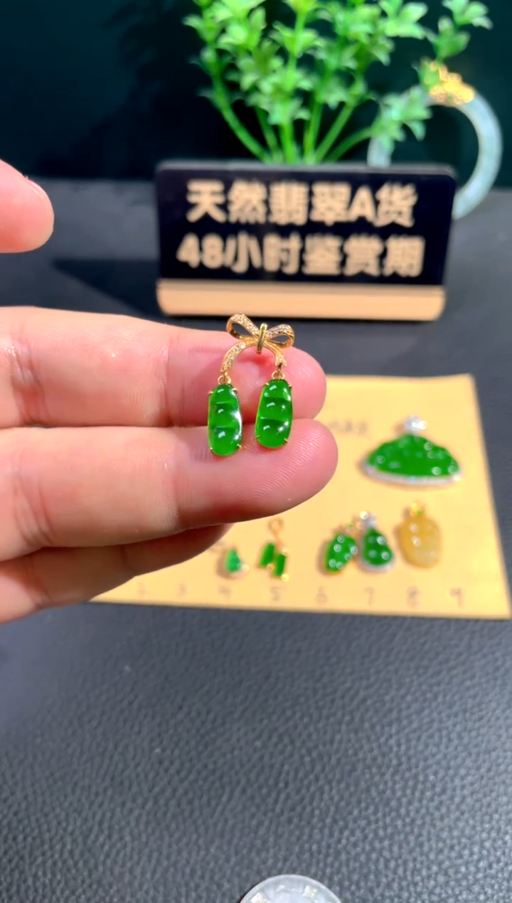 颈饰18K金镶嵌翡翠翡翠