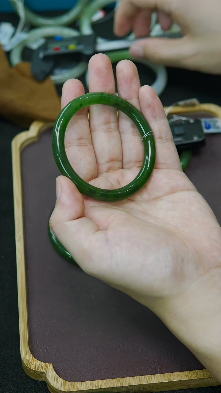 未镶嵌手串和田玉59圈口特色辣绿