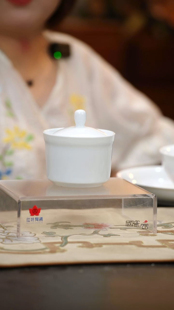 1个微瑕白胎高炖盅（带盖）（无底款）