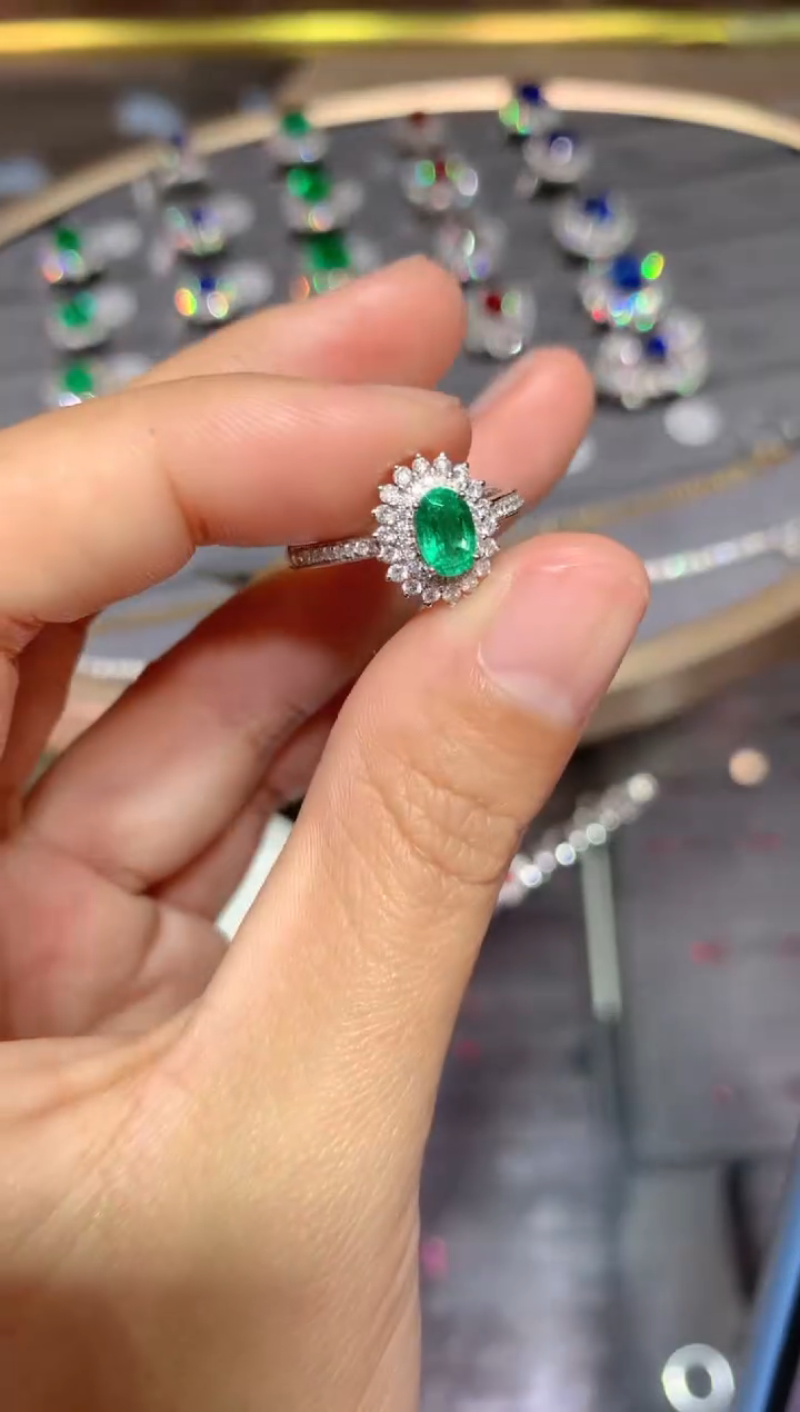 【闪购商品】祖母绿戒指18K金镶嵌0.5CT