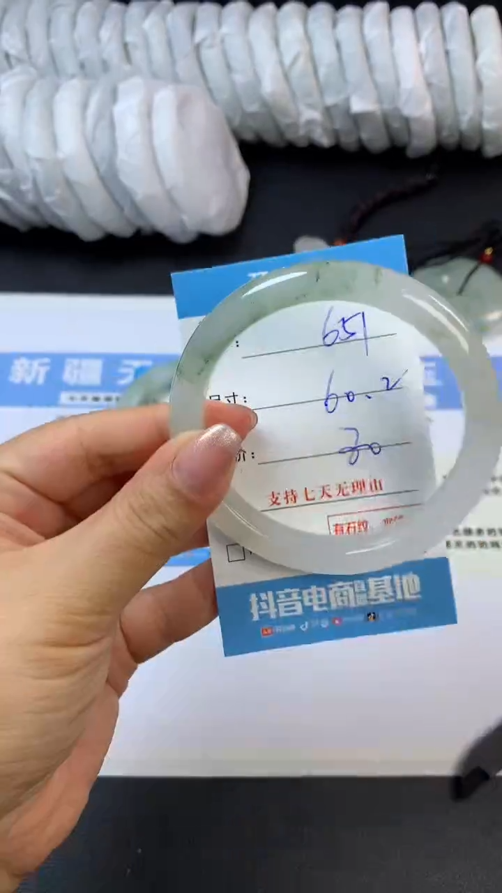 【闪购商品】石英质玉未镶嵌手镯G651