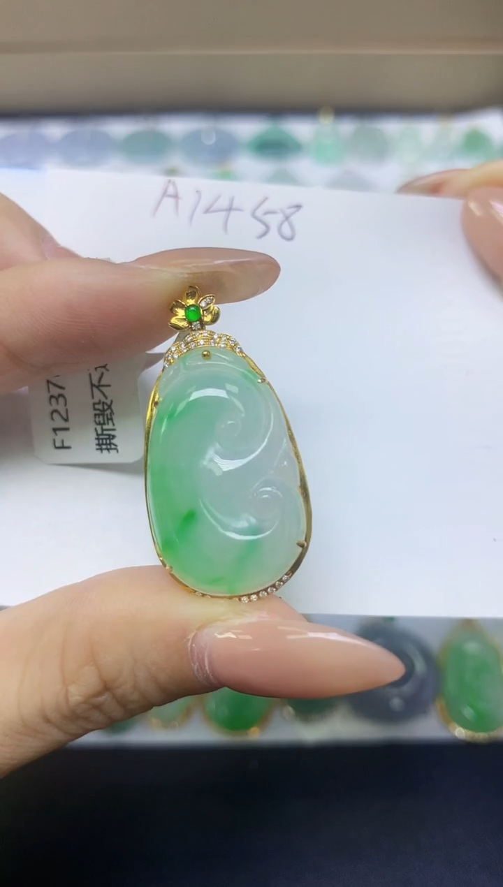 颈饰18K金镶嵌翡翠天然缅甸A货翡翠百元以上9元证书费自理
