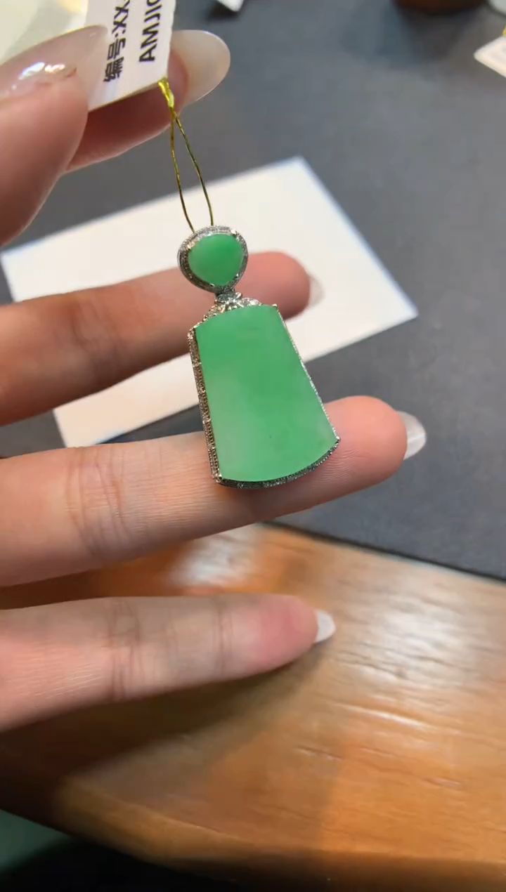 翡翠18K金镶嵌颈饰无事牌