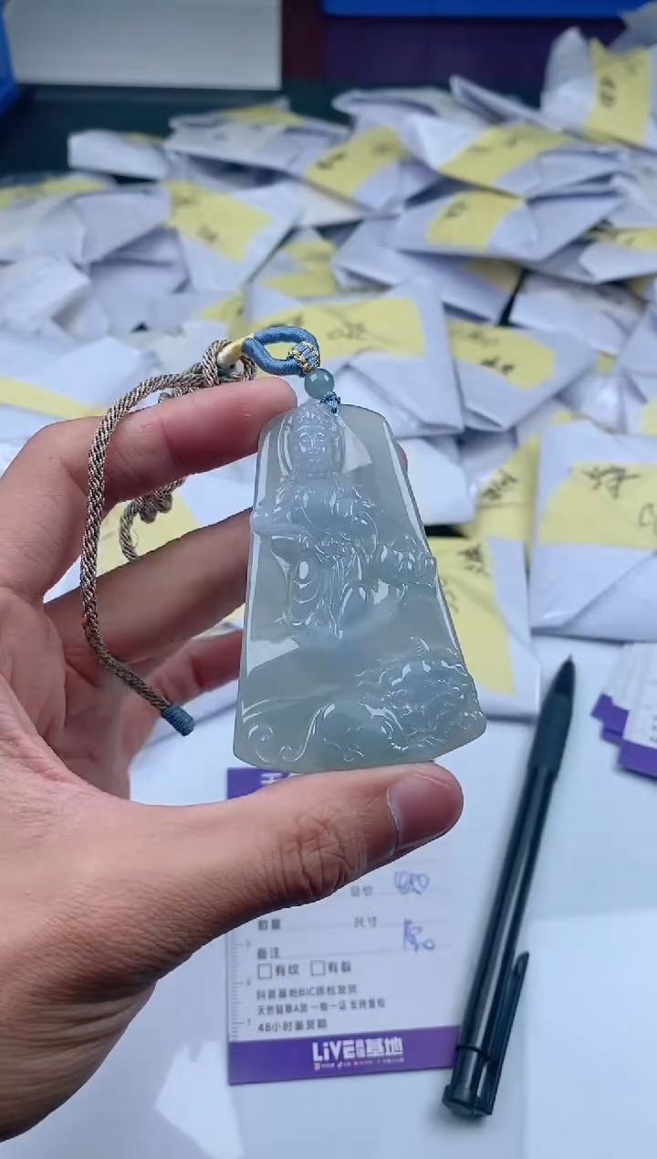 翡翠未镶嵌颈饰           