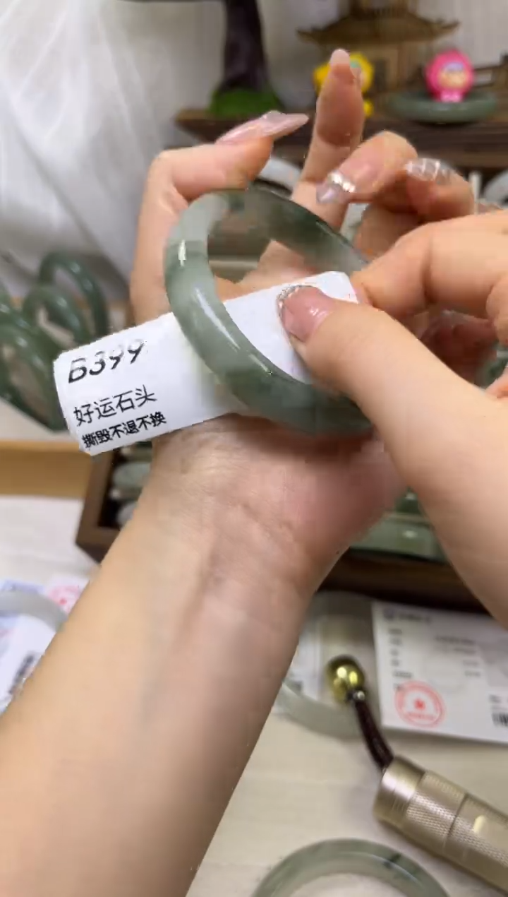 未镶嵌手镯石英质玉微瑕b399