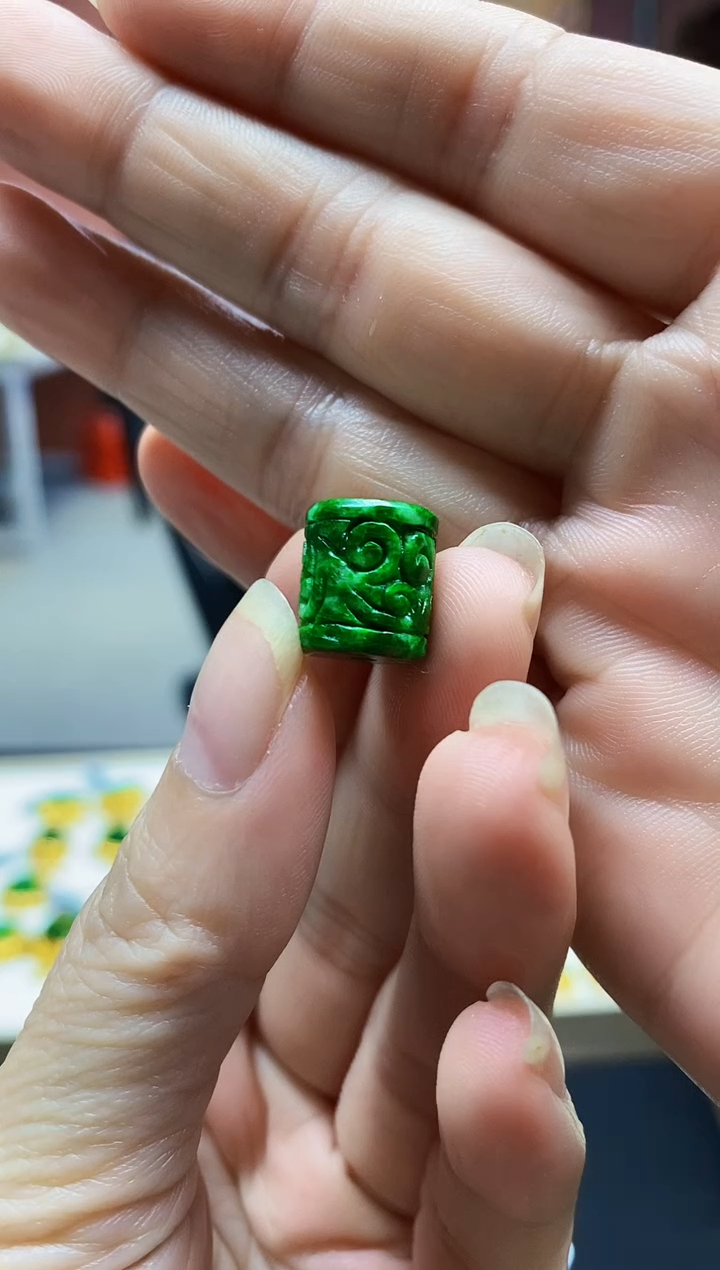 颈饰未镶嵌翡翠音***事翡翠吊坠