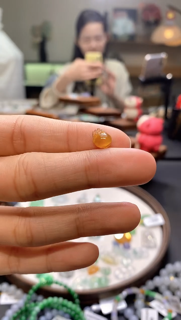 翡翠未镶嵌颈饰金蟾 