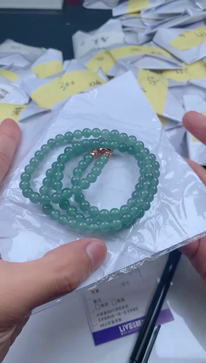 翡翠未镶嵌颈饰         