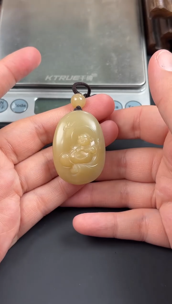 和田玉未镶嵌吊坠(赠链)且末微色差迪克兰吊坠